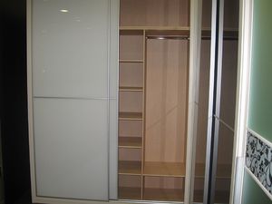 armoire revêtue de verre laqué translucide