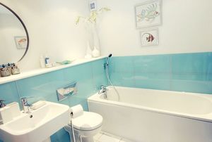 Salle de bain revêtue de verre laqué bleu